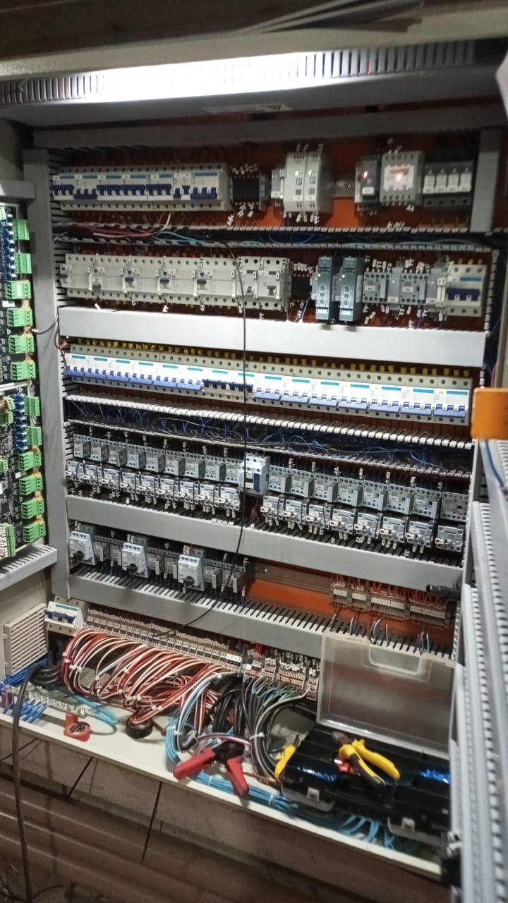 Eletricista executando instalação elétrica