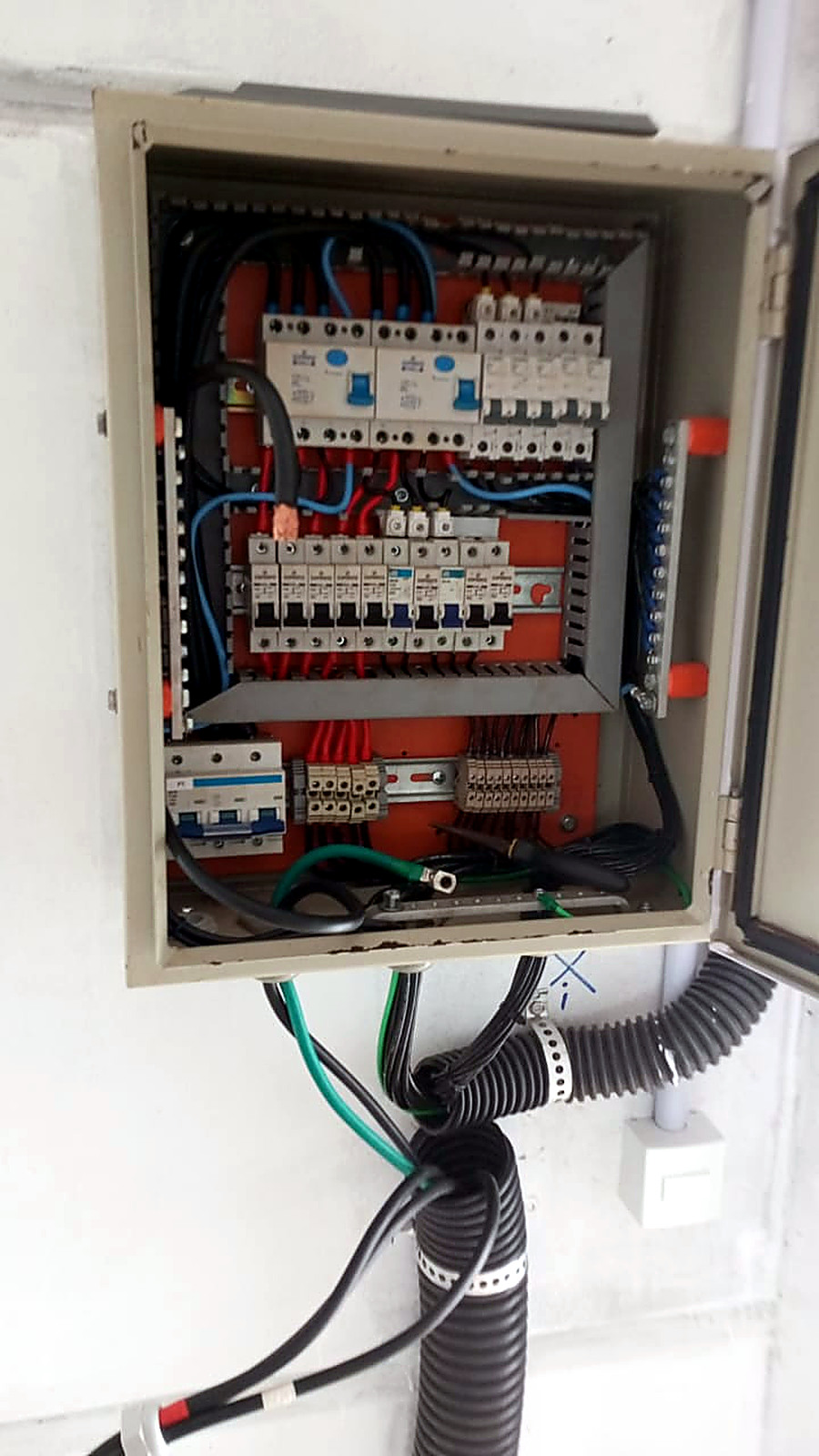 Montagem e instalação de quadro de circuitos em escritorio de aviário em Itaipulandia