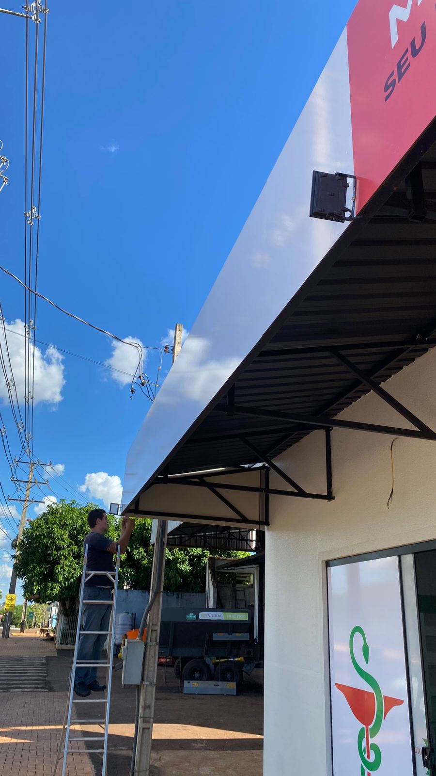 Instalação de refletores em fachada de farmacia em Santa Helena